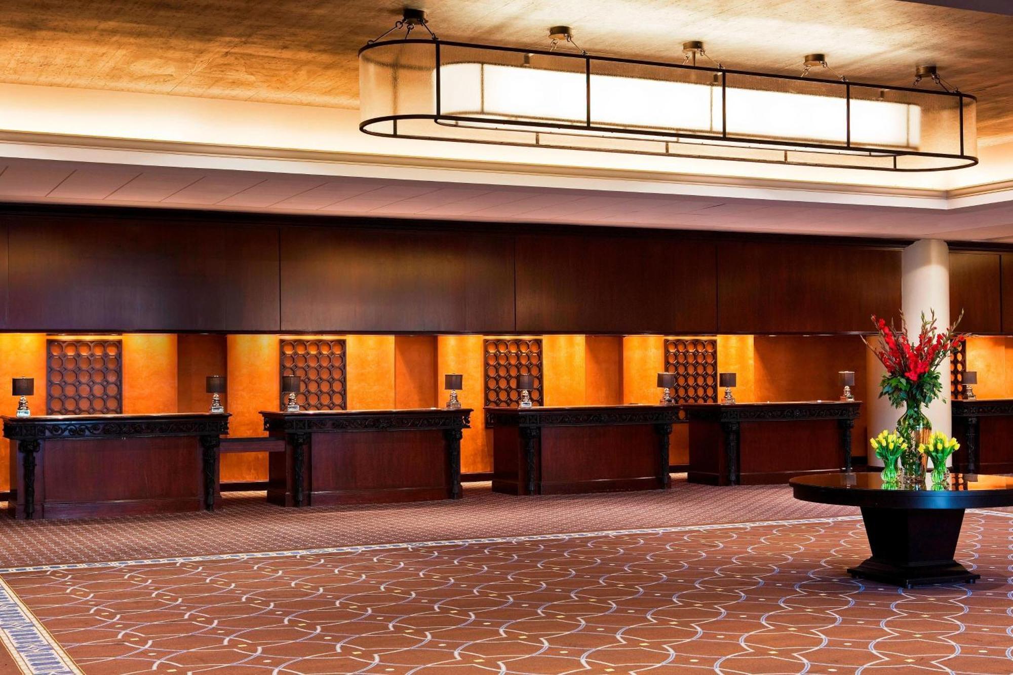 Sheraton New Orleans Hotel Exterior photo